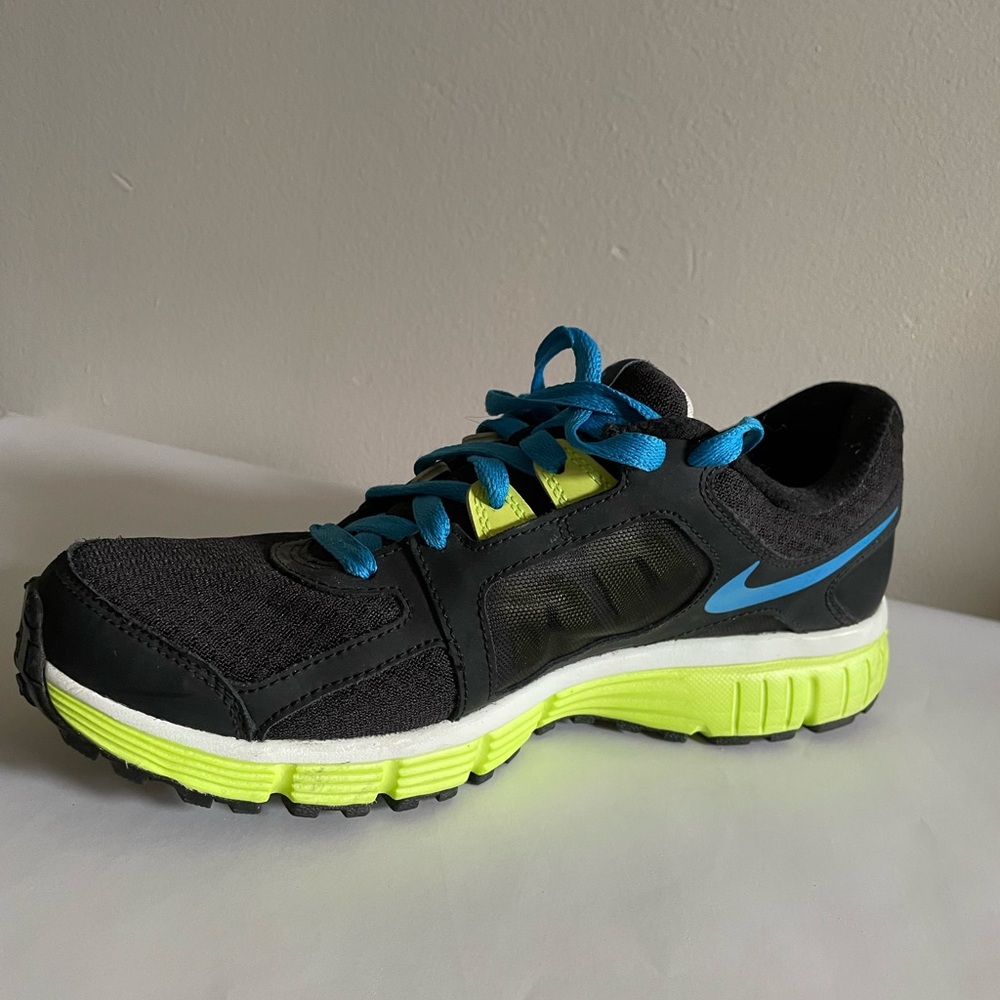 Nike Dual Fusion women’s Black sneakers  Sz 9.5